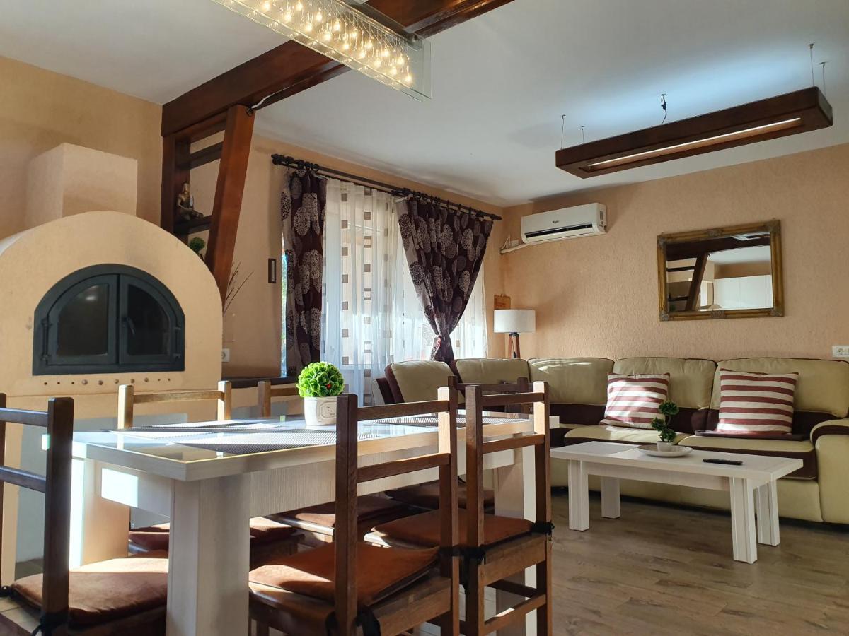 Central Apartament Cristian Arad Ngoại thất bức ảnh